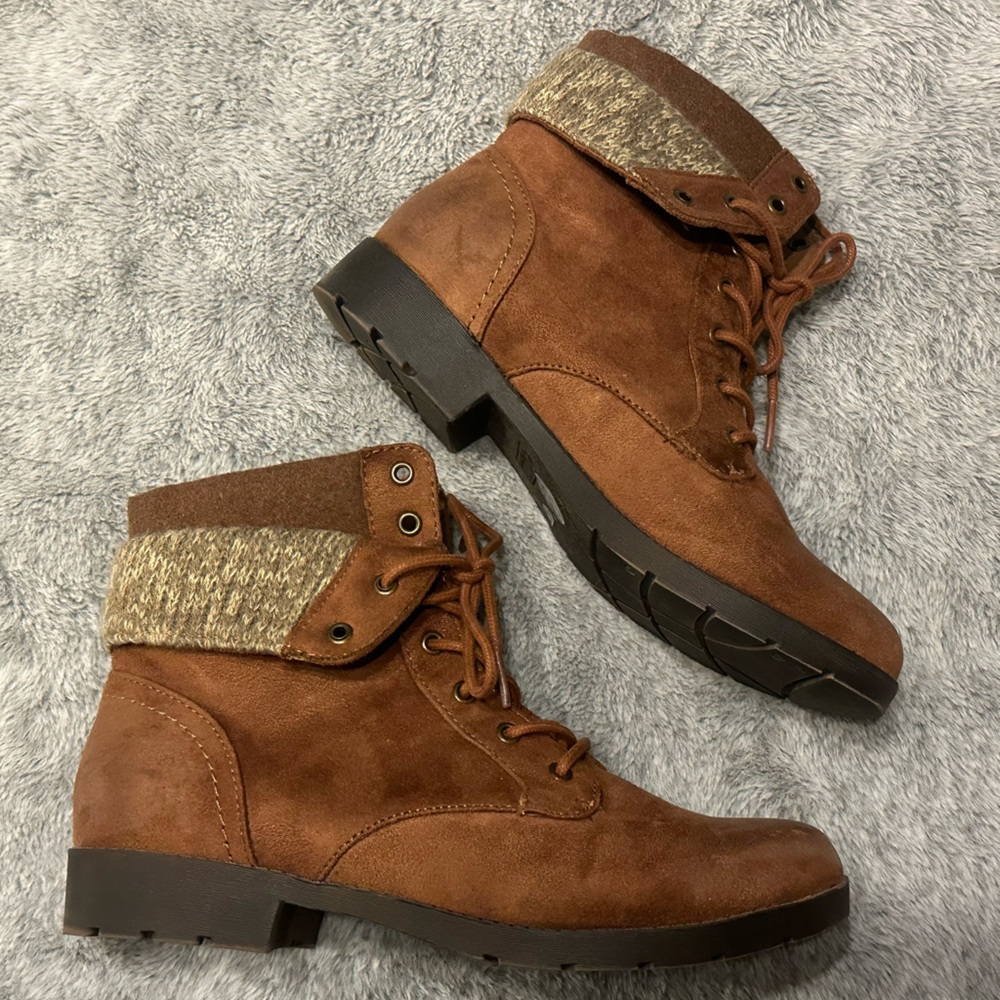 Arizona Jean Company - AZ York booties in Chestnut color. Women’s size 9